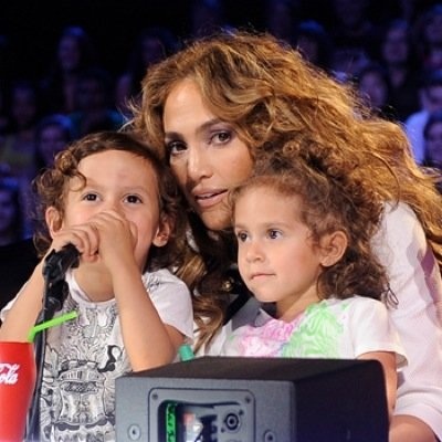Jennifer Lopez leva Max e Emme para o set de American Idol em Los Angeles