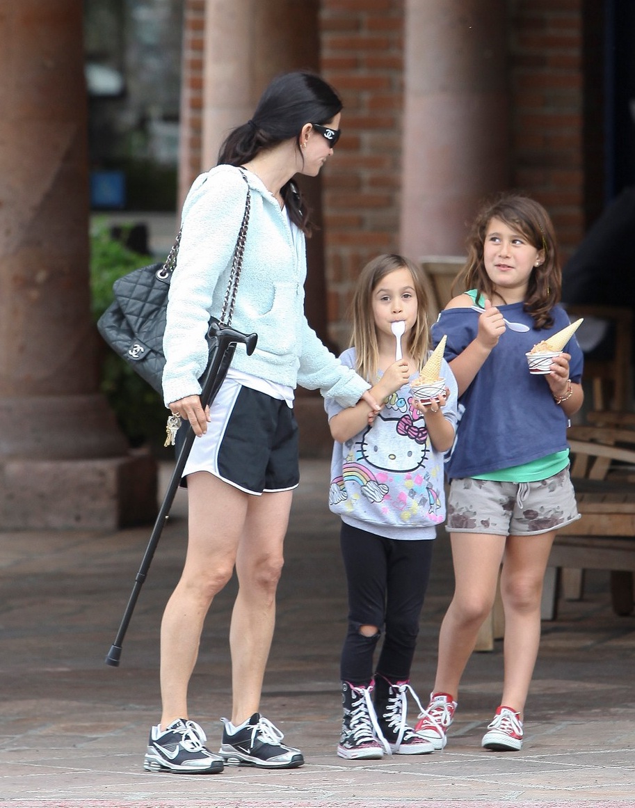 Courteney Cox leva Coco Arquette e uma amiguinha para tomar sorvete na Califórnia
